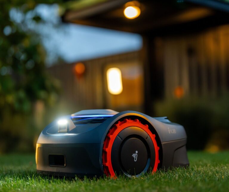 Robot koszący vs kosiarka – co wybrać? Porównanie kosztów i jakości