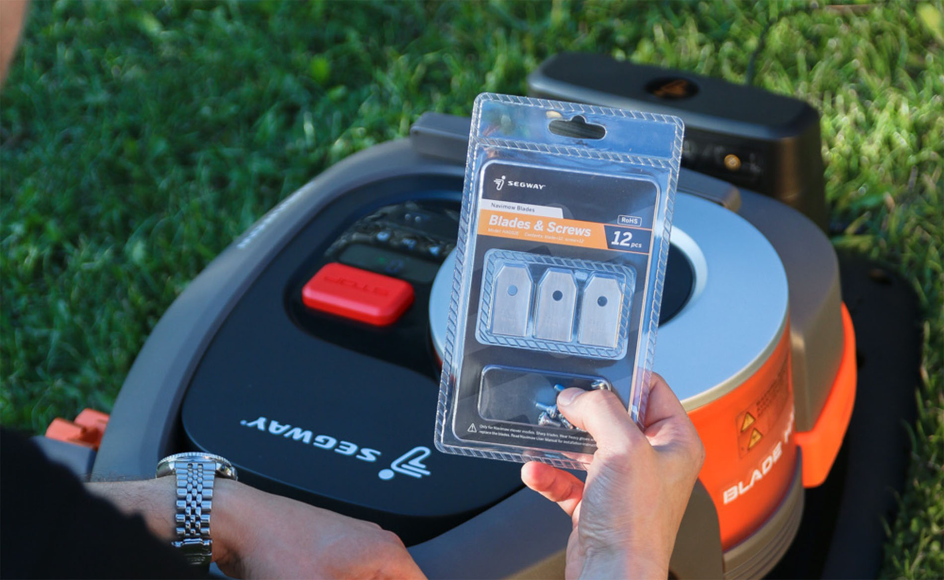 Wymiana noży w robocie koszącym Segway Navimow – tarcza tnąca z trzema nożykami na spodzie robota